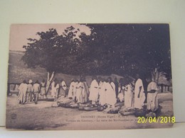 BENIN. DAHOMEY. MOYEN NIGER. HAOUSSA OU GAMBARY. LA VISITE DES MARCHANDISES AU PASSAGE. - Benín