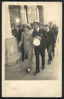 339 ARGENTINA: MAR DEL PLATA: Charles Chaplin Impersonator Walking With Other Persons, Un - Argentina