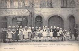 57-METZ- UN JOLI GROUPE DE PETITES LORRAINES, EN COSTUMES NATIONAL, ATTENDANT L'ARRIVEE DES TROIPES FRANCAISES A METZ - Metz