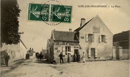 77 ISLES-LES-MELDEUSES - La Place - Animée : Maison SEBASTIEN Commerce De Vins, Billard... - Autres Communes