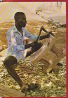 CARVING AN ASHANTI STOOL, CHOPPER WOOD GHANA POSTCARD UNUSED - Ghana - Gold Coast