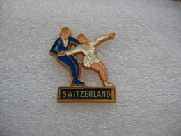 Pin's D'un Couple De Patineurs Sur Glace En Provenance De La Suisse. - Pattinaggio Artistico