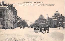 L'Auvergne (63) - La Bourboule Sous La Neige - Place Du Centre Boulevard De L'Hôtel De Ville Et Thermes - Andere Gemeenten