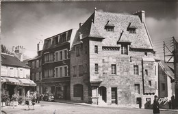 Finistère : LESNEVEN : Vieille Maison , Place Général Le Flo : Cpsm Photo Vérit. Petit Format - Lesneven