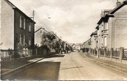 CPSM Dentellée - HAGONDANGE (57) - Aspect De La Rue Des Fleurs Dans Les Années 50 - Hagondange