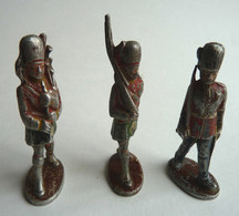 3 FIGURINES QUIRALU GARDES BRITANIQUES ET ECOSSAIS - ALUMINIUM GARDE BRITANIQUE - Quiralu