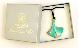 Zsolnay Ginkgo Biloba Medál, Kézzel Festett, Jelzett, Nagyon Apró Mázhibával, Díszdobozban, 5×4 Cm - Altri & Non Classificati