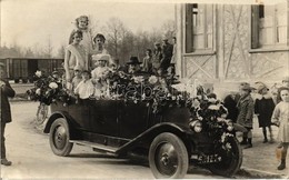 ** T2 Automobile In Festive Decoration, Beauty Pageant (?) Group Photo - Ohne Zuordnung