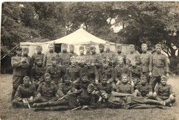 * T2/T3 Gy?r, Magyar Katonák Csoportképe Sátor El?tt. Hungária Fényképészet / Hungarian Soldiers' Group Photo With Tent - Unclassified