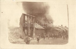 * T3/T4 1915 Brest-Litovsk (Belarus); Az ég? Város Katonákkal / WWI Military, The City Is Burning Down, Soldiers. Photo  - Ohne Zuordnung