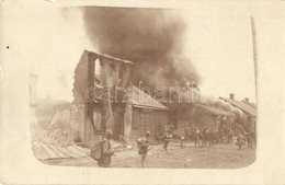 * T3/T4 1915 Brest-Litovsk (Belarus); Az ég? Város Katonákkal / WWI Military, The City Is Burning Down, Soldiers. Photo  - Unclassified