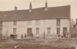 CHATEAUDUN - Des Gens Qui Posent Devant Une Grande Bâtisse ( Carte-photo  ) - Chateaudun