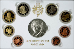 2213 1 Cent Bis 2 Euro, 2010, Euro-KMS, Papst Benedikt XVI., Mit Silbermedaille, In Originalschatulle Mit Zertifikat Und - Vatican