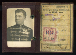 93338 DEBRECEN 1936. Utazási Igazolvány ,rendőrök Számára, Katona Kitüntetésekkel Travel Permit For Policemen With Decor - Documenti Storici