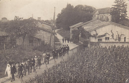 Carte-photo Noce Mariage à Identifier  ( Cortège Vignes église Maison En Bois ) - Matrimonios