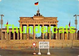 CPSM BERLIN  BRANDENBURGER TOR GRENZ DOUANE BORDER - Berlijnse Muur