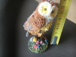 CHOUETTE Sur Talus Fleuri Hauteur 9 Cm - Animaux