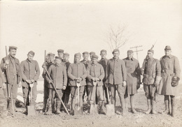 Photo Février 1919 Près GONDRECOURT-LE-CHATEAU - Prisonniers Allemands Surveillés Par Des Soldats Américains (A190, Ww1) - Gondrecourt Le Chateau