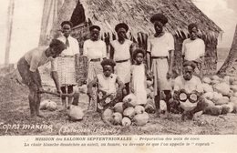 S 2    -  685    -     ILES   SALOMON    -   (  Océanie )     -       Préparation  Des  Noix  De  Coco   - - Solomon Islands