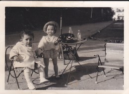 PETITE FILLE + GRANDE POUPEE + Mini Chaises Enfants---( Mini Photo De Famille )--voir 2 Scans - Persone Anonimi