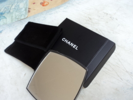 CHANEL :SUPERBE MIROIR  DOUBLE FACE + POCHETTE + BOITE  NEUF  LIRE ET VOIR!! - Miniatures Femmes (avec Boite)