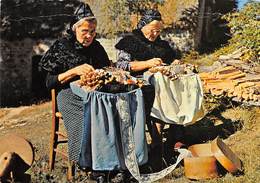 Thème:  Métier  Broderie   Dentellières  Les Fuseaux De Velay     ( 10x15 Pli Voir Scan) - Artigianato