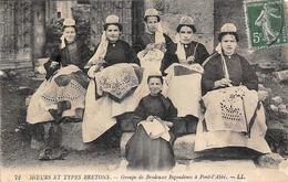 Thème:  Métier  Broderie    Brodeuses De Pont L'Abbé     ( Semble Avoir été Recollée Voir Scan) - Ambachten