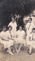 Carte-Photo . Groupe De Jeunes Femmes En Uniforme (cf. Foulard )  Infirmières? Ni Située Ni Datée - Autres & Non Classés