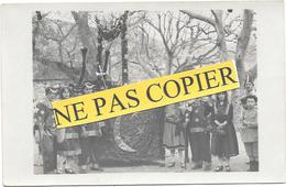 83 -ROQUEBRUNE Sur ARGENS Ou ENVIRONS -GROUPE JEUNES GENS COSTUMES Char Pierrot - Carte Photo GALFRE ROQUEBRUNE Années20 - Roquebrune-sur-Argens