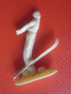 Petite Figurine En Plastique Sport  Sports D'hiver Saut à SKI - Sports D'hiver