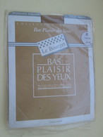 Paire De Bas Nylon Mousse  VINTAGE Neuf Jamais Porté , LE BOURGET  Couleur FOUINE (Chair)  , Taille 0 , Années 60/70 - Bas