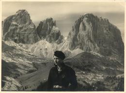 RIEFENSTAHL,Leni -(Olympiafilm) Privatphoto -Riefenstahl In Südtirol - Langkofel-Gruppe , Rücks. Haftstellen, Ecke Gesto - Guerre 1939-45