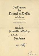 Verleihungsurkunde Medaille Für Deutsche Volkspflege Mit Unterschriften Hitler U. Meissner I-II (kleiner Einriss) - Guerre 1939-45