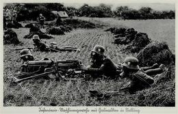 WK II Soldaten Maschinengewehr Und Gasmaske Foto AK I-II - Guerre 1939-45