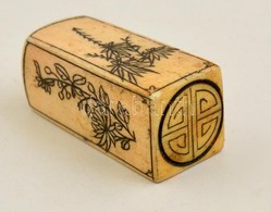 Kínai Pecsétnyomó. Faragott Csont, Festéssel. Egyik Sarkán Apró Lepattanással / Chinese Seal Maker  Carved Ebony With A  - Autres & Non Classés