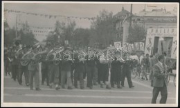 Cca 1950 Budapest, Május Elsejei Felvonulás, Pecséttel Jelzett Sajtófotó, 14×24 Cm - Altri & Non Classificati