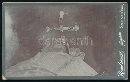 1903 Gyermek A Ravatalon, Keményhátú Fotó Feliratozva, Rembrandt Fényirda Székesfehérvár, 10,5×6,5 Cm - Other & Unclassified