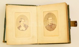 Cca 1865-1890 Családi Fotóalbum Keményhátú Portréfotókkal, Debreceni M?termekb?l, 26 Db Fotó, 10×6 Cm - Other & Unclassified