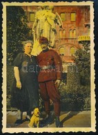 Cca 1930-1940 Budapest, Szabadság Tér, Katona Feleségével Az Irredenta Szobor El?tt, Kézzel Színezett Fotó, 8,5×6 Cm - Other & Unclassified