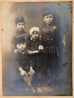Cca 1920-1930 Katonának és ápolón?nek öltözött Gyerekek Fotója, Kartonon, Foltos, Sérült Kartonnal, 21x16 Cm - Other & Unclassified