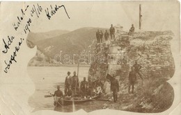 * T3 1900 Ada Kaleh Várfoka, Katonák Csoportképe Csónakban / Castle, K.u.K. Soldiers Group Photo (r) - Unclassified