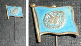 Rare épingle à Cravate En Laiton émaillé, Drapeau ONU Casques Bleus - Andere & Zonder Classificatie