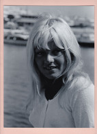 SYLVIE VARTAN Photo Noir Et Blanc Format Environ 20 X 27 CM - Beroemde Personen