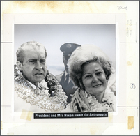 10749 Thematik: Raumfahrt / Astronautics: 1969, Yemen (Kingdom). Layout With Photograph "President And Mrs - Autres & Non Classés