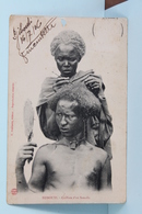 1906            DJIBOUTI   COIFFURE  D  '  UN  SOMALIS   PARTIE  POUR  HUE    TROU  EN  HAUT - Djibouti