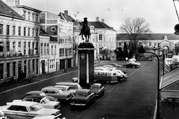 CPSM .  BREDA.  Kasteelplein,  Voitures Anciennes.   1958. - Breda
