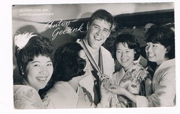 SPORT-53    ANTON GEESINK With Japanese Girls In Tokyo 1964 ( World And Olymic Champion) - Martiaux