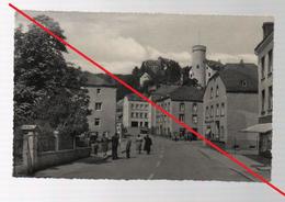 Bitburg, STATION THERMALE NEUERBURG AVEC VUE DU CHATEAU..ANIMEE..NON CIRCULEE - Bitburg