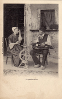 Cpa,1900,bresse,la Grande Veillée Des Bressans Et Bressanes,tète Couvertes Avec Bonnets,musicien Amateur,couturière , - Vestuarios
