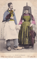 Cpa 1900,bressan Et Bressane,éditeur L Ravier Bourg,bresse,chapeau,voil E,sabot,fumeur De Pipe,tablier,parapluie - Costumes